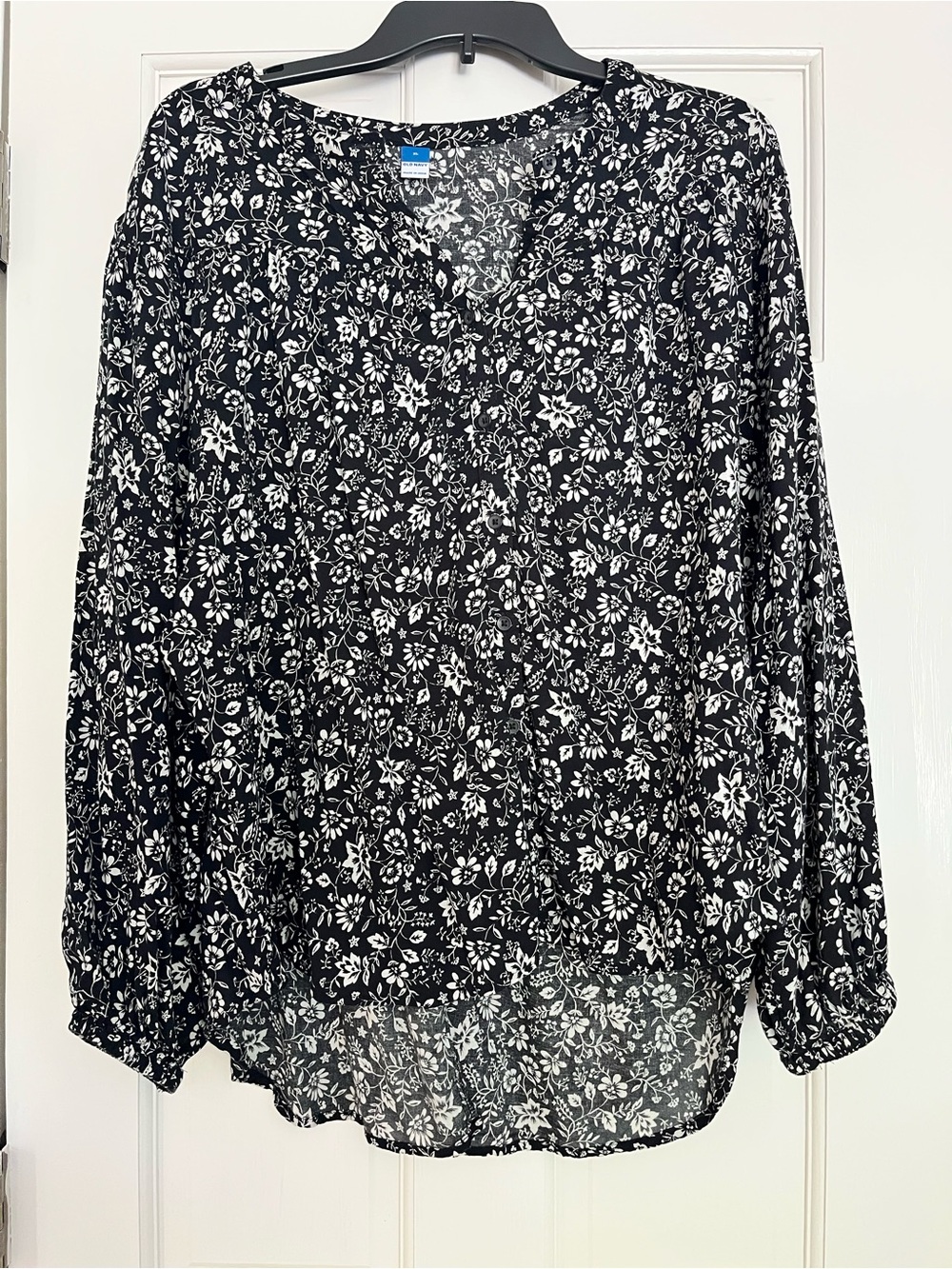 NWOT Old Navy Black & White Floral Oversize Button Down Long-Sleeve Poet Blouse